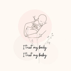 Puede incluir: Ilustración de línea de una madre sosteniendo un bebé en sus brazos. La imagen está sobre un fondo rosa con acentos florales. El texto "I trust my body I trust my baby" está escrito debajo de la imagen.