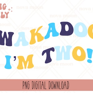 Puede incluir: Un diseño gráfico colorido con el texto "Wakadoo I'm Two!" en estilo retro. Las letras son en tonos de azul, amarillo y azul marino.
