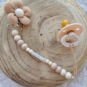ベージュ色の女の赤ちゃん用のパーソナライズされた花のおしゃぶりクリップ、ベージュのデイジーのクリップ