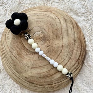 ベージュ、黒、ヒョウ色の女の赤ちゃん用のパーソナライズされた花のおしゃぶりクリップ、黒とベージュのデイジーのクリップ
