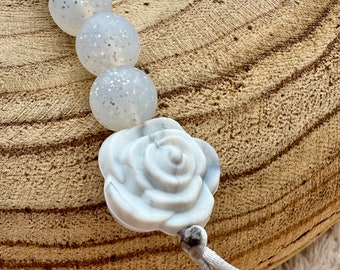 Attache tétine personnalisé pour bébé fille de couleur blanc gris  avec perles paillettées et fleur