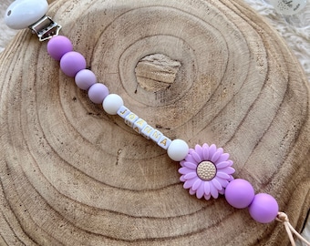 Attache tétine personnalisé pour bébé fille avec fleur violette.