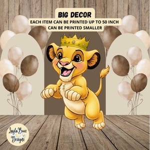 Könnte beinhalten: Ein fröhliches Löwenjunges mit goldener Krone, umgeben von braunen und cremefarbenen Ballons. Der Text lautet "BIG DECOR" und "EACH ITEM CAN BE PRINTED UP TO 127 cm". Das Design vor Holzgrund.