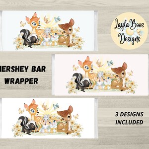 Puede incluir: Tres diseños imprimibles para envoltorios de barras Hershey con un grupo de ciervos de dibujos animados, un conejo y una mofeta en un campo de flores. El texto "Hershey Bar Wrapper" y "3 Designs Included" también se incluye en la imagen.