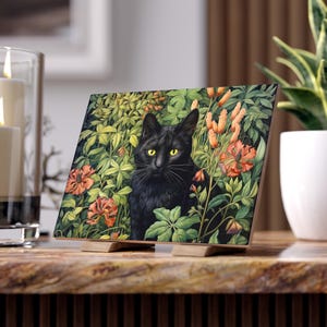Puede incluir: Un gato negro con brillantes ojos amarillos asoma desde un exuberante jardín de hojas verdes y flores naranjas.