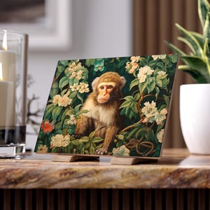 Puede incluir: Un pequeño mono marrón sentado en un exuberante entorno de jungla verde. El mono tiene una expresión curiosa y está rodeado de flores blancas y hojas verdes.