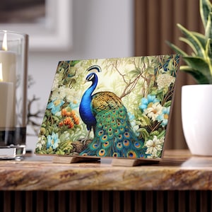 Puede incluir: Una pintura colorida de un pavo real con sus plumas de la cola extendidas. El pavo real está de pie en un exuberante bosque verde con flores y hojas. La pintura está enmarcada y lista para colgar.