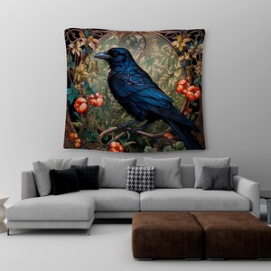 Può includere: Un arazzo con un corvo nero appollaiato su un ramo con bacche rosse e foglie verdi. Il corvo è circondato da una cornice circolare con intricati disegni floreali.