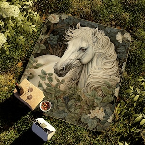 Peut inclure: Un cheval blanc à la crinière longue et flottante se tient dans une forêt luxuriante et verte. La tête du cheval est tournée sur le côté et ses yeux sont fermés. La forêt est remplie de feuilles vertes et de fleurs.