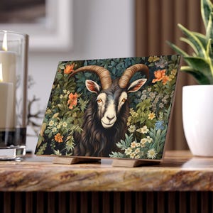 Puede incluir: Una cabra negra y blanca con cuernos se encuentra en un exuberante jardín verde con flores de colores. La cabra mira directamente al espectador. La imagen es una pintura digital.