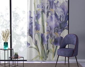 Könnte beinhalten: Ein weißer Vorhang mit einem Aquarelldruck von violetten Iris. Der Vorhang hängt in einem Raum mit einem blauen Stuhl und einem kleinen Tisch mit einer Pflanze darauf.