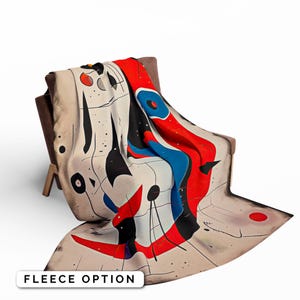 Pode incluir: Uma manta de lã polar com um design abstrato que apresenta formas vermelhas, azuis, pretas e brancas. O design lembra a arte moderna.