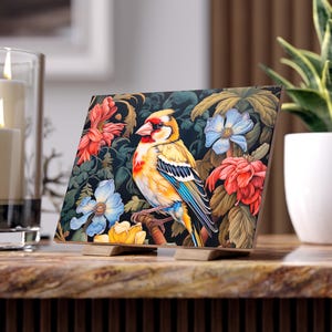 Puede incluir: Un pájaro colorido con plumas amarillas, rojas y azules se posa en una rama rodeada de flores. El pájaro está posado en una rama con hojas verdes y flores rojas, azules y amarillas. El fondo es verde oscuro.