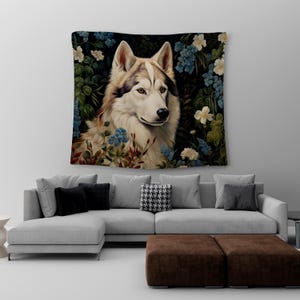 Puede incluir: Un tapiz que presenta un retrato de cerca de un lobo blanco con marcas marrones, rodeado de flores azules y blancas. Los ojos del lobo son marrones y su pelaje es suave y esponjoso.
