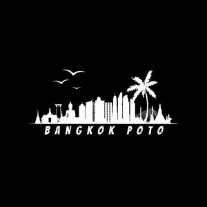 Op de afbeelding: Een wit silhouet van de skyline van Bangkok met de tekst "BANGKOK POTO" eronder. De skyline omvat het Grand Palace, Wat Arun en de Chao Phraya-rivier.