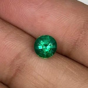 Fine Natural Emerald 0.8carat Round Shape Size-6.0mm Height-4.4mm .High Quality Emerald Loose emerald High Luster Zambian emerald