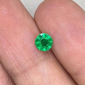 Fine natural emerald round 0.6 carat 5.0x4.0 mm Clean ,Top Luster emerald  high quality Zambian emerald Earthmined Round Emerald