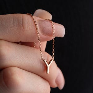 Colar feito à mão com letras minúsculas 3D em ouro maciço 14K - pingente de letras grossas - pingente inicial minimalista - presente personalizado para o Natal