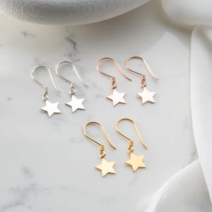 Pendientes de estrella colgantes hechos a mano - Pendientes colgantes celestiales - Joyas elegantes de oro - Dijes celestiales hechos a mano - Accesorios de oro llamativos