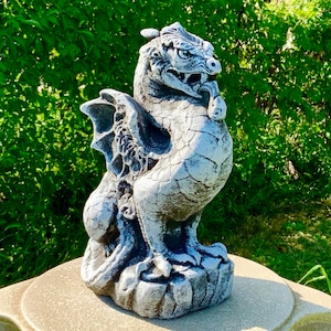 Estatua del dragón Valkyra - Artesanía italiana en cemento - Resistente a las heladas - Decoración de jardín e interior - Hecho en Italia