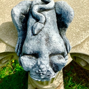 Gotischer Wasserspeier aus Stein / Regal, guckender Gremlin / Wächter, gotische groteske Gartendekoration Bild 3