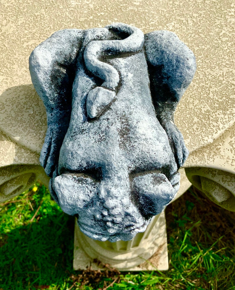 Gotischer Wasserspeier aus Stein / Regal, guckender Gremlin / Wächter, gotische groteske Gartendekoration Bild 3