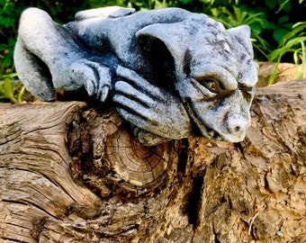 Gothic stone gargoyle / shelf peeping gremlin / guardian gothic grotesque garden ornament