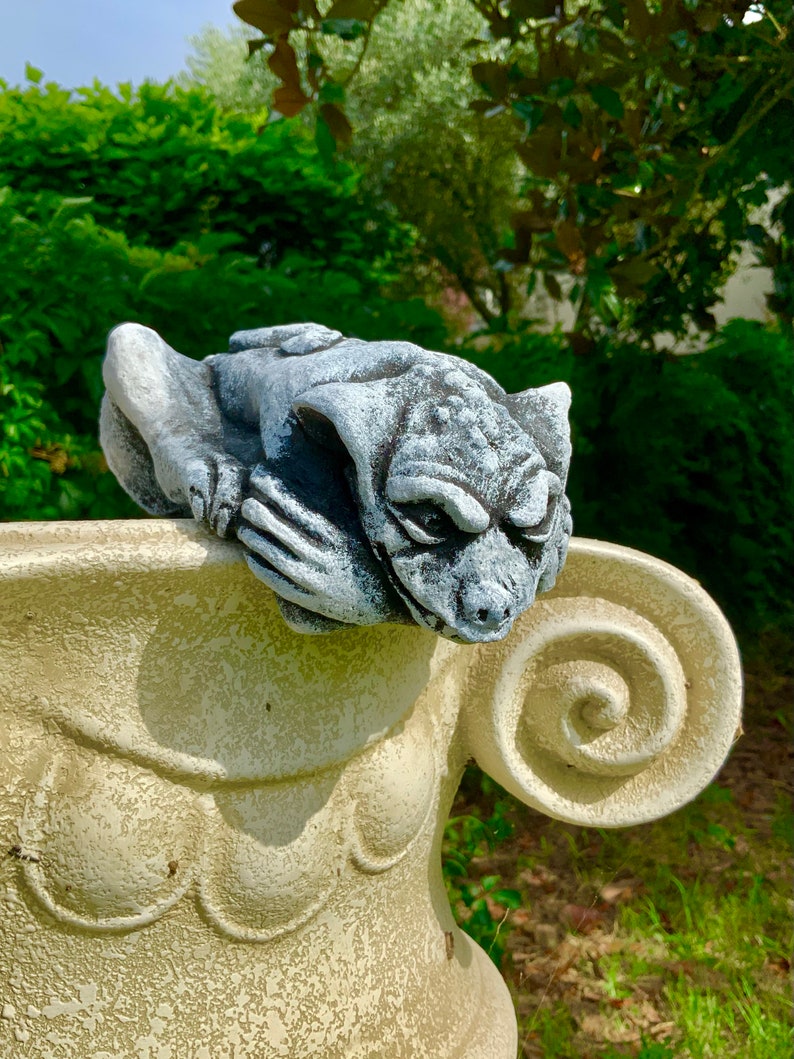 Gotischer Wasserspeier aus Stein / Regal, guckender Gremlin / Wächter, gotische groteske Gartendekoration Bild 5