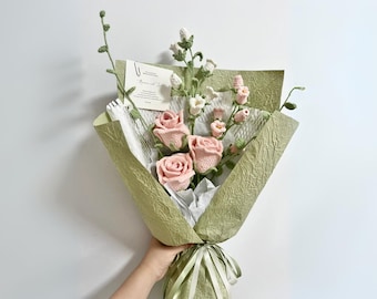 Bouquet de fleurs fait main au crochet : rose, campanule et eucalyptus