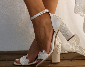 Tacón bloque Sandalias de novia marfil/ Tacones hechos a mano/ Tacones de novia con encaje/ Zapatos de novia/ tacones marfil perlados FLORA