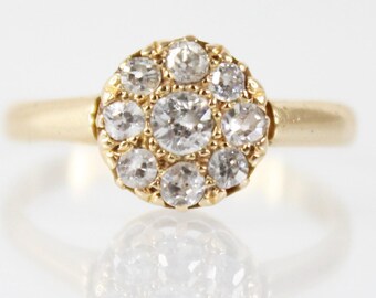 Vittoriano o edoardiano Old Mine Cut 0.69ct Diamond Daisy Ring Vintage, taglia UK O. Incastonato in oro giallo 18 carati. Montatura decorativa a corona alta