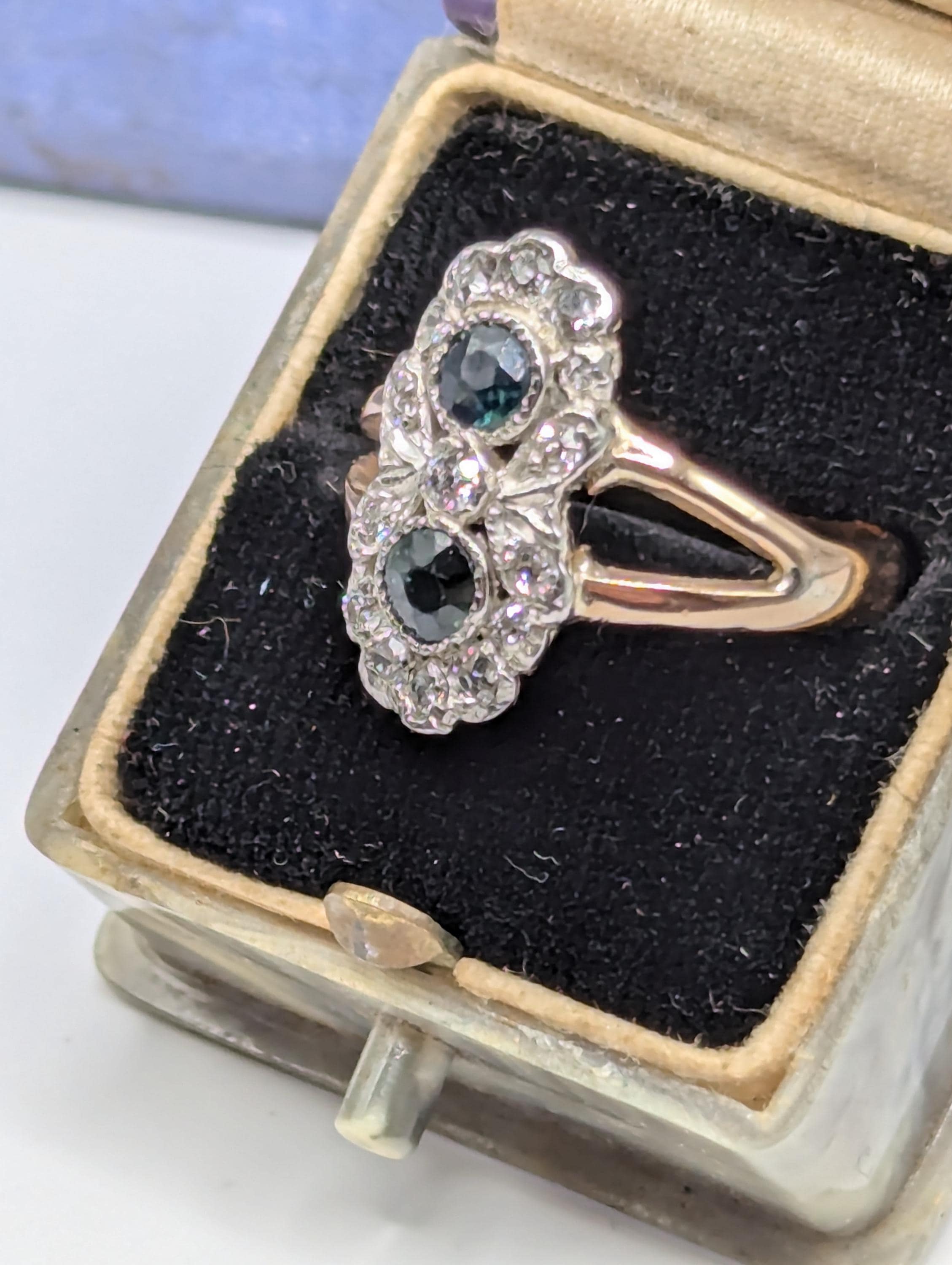 Anello antico edoardiano insolito. Incastonato in oro giallo 14 carati con zaffiro blu e diamante. Progettato come Double Daisy Stack. Primi anni del 1900. Taglia UK L