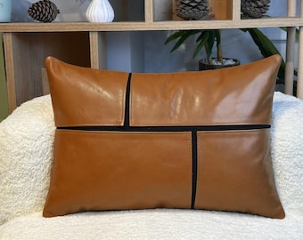 Funda de almohada lumbar de cuero, funda de cojín decorativa a rayas negras, cojín de cuero color coñac hecho a mano, regalo de tercer aniversario para él.