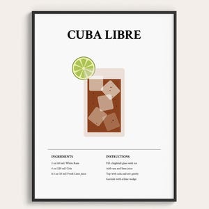 Puede incluir: Una impresión enmarcada con una receta de cóctel Cuba Libre. La obra de arte incluye el nombre de la bebida, los ingredientes y las instrucciones. La ilustración muestra un vaso con cubitos de hielo, una rodaja de lima y la bebida en sí. La impresión está en un marco negro.