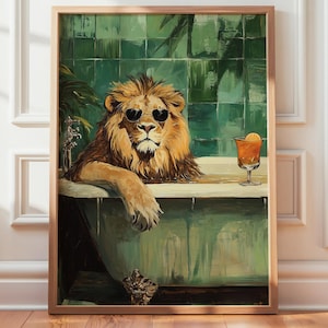 Puede incluir: Una impresión artística enmarcada representa a un león en una bañera, con gafas de sol en forma de corazón y disfrutando de un cóctel. La obra de arte presenta una paleta de colores verde y dorado, con una estética vintage. El pelaje del león es marrón cálido.