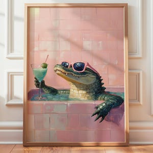 Krokodil med cocktailposter, digitalt konsttryck med alligator i badkar, utskrivbar badrumsdekor (digital nedladdning)