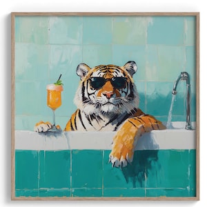 Tiger in der Badewanne Digitale Wandkunst, Lustiger Tiger mit Cocktaildruck, schrulliges Katzen-Badezimmerdekor, Tropisches Spa-Tiger-Poster