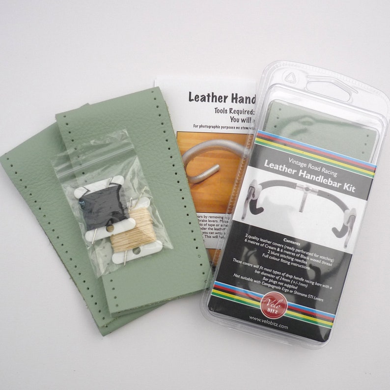 Pu&ograve; includere: Un kit manubrio in pelle da corsa su strada vintage per biciclette. Il kit include due copri manubrio in pelle, sei metri di filo cerato color crema e nero, due aghi da cucito e istruzioni. Il kit &egrave; confezionato in una scatola di plastica trasparente con un logo Velo Bitz.