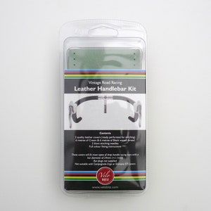 Pu&ograve; includere: Confezione del kit manubrio in pelle Vintage Road Racing con un'illustrazione in bianco e nero di un manubrio con rivestimenti in pelle. Il kit include due rivestimenti in pelle, sei metri di filo cerato crema e nero, due aghi da cucito smussati e istruzioni di montaggio a colori.