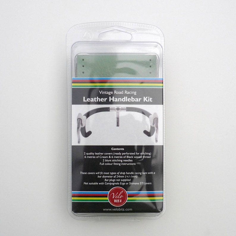 Pu&ograve; includere: Confezione del kit manubrio in pelle Vintage Road Racing con un'illustrazione in bianco e nero di un manubrio con rivestimenti in pelle. Il kit include due rivestimenti in pelle, sei metri di filo cerato crema e nero, due aghi da cucito smussati e istruzioni di montaggio a colori.