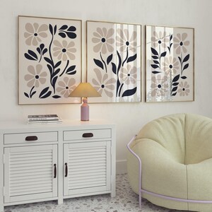 Set de 3 láminas digitales florales neutras, póster imprimible botánico bohemio en beige y negro.