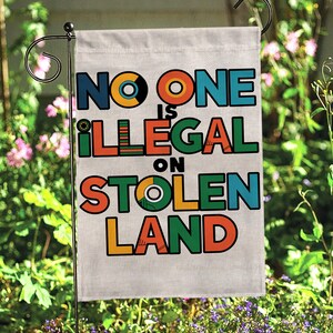 Retro No Human Is Illegal protestvlag, bescherm immigranten tuinvlag, vlag we The People Garden, huisdecoratie reproductieve rechten, FGB886