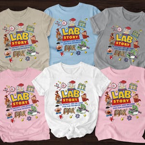 Pode incluir: Uma coleção de camisetas de manga curta em várias cores, incluindo bege, azul claro, cinza, branco e rosa. Cada camisa apresenta um gráfico colorido com as palavras "LAB STORY" e a frase "TO INFINITY AND BEYOND FOR OUR PATIENTS!" junto com ilustrações científicas.