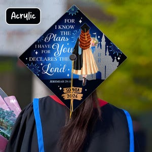 以下が含まれることがあります： 黒い持ち手と「But First, Coffee」のテキストが黒い太字で書かれた白いセラミックマグ。マグカップはぼやけた背景に置かれています。マグカップの高さは約10cmです。