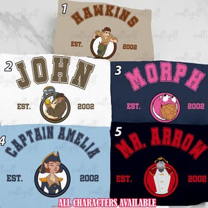 Puede incluir: Cinco diseños diferentes para camisetas personalizadas con personajes de dibujos animados. Cada diseño incluye un nombre, el año 2002 y las palabras "EST."