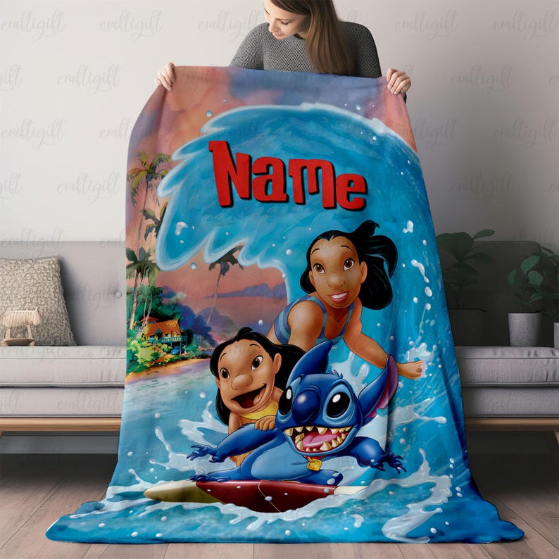 Puede incluir: Una manta azul con personajes de una pel&iacute;cula de animaci&oacute;n popular. La manta tiene un dise&ntilde;o de ola con la palabra "Name" en rojo. Los personajes surfean sobre una ola. El fondo muestra una escena de playa.