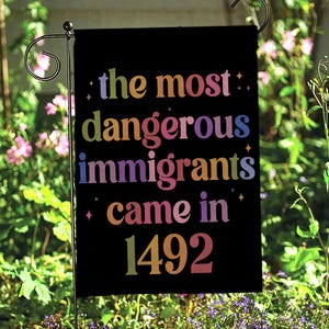 Vlag beschermen en verdedigen immigranten, de gevaarlijkste immigranten kwamen in 1492 vlag, immigranten geen criminelen, vlag sociale rechtvaardigheid, MYJ047