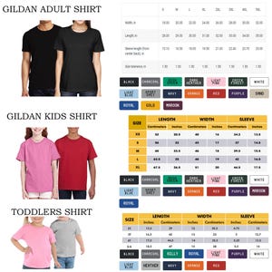 Puede incluir: Imagen de camisetas Gildan para adultos, ni&ntilde;os y beb&eacute;s. Se muestran tablas de tallas en pulgadas y cent&iacute;metros. Hay una gama de colores disponibles, incluyendo negro, blanco y rojo. Las camisetas se muestran en modelos.