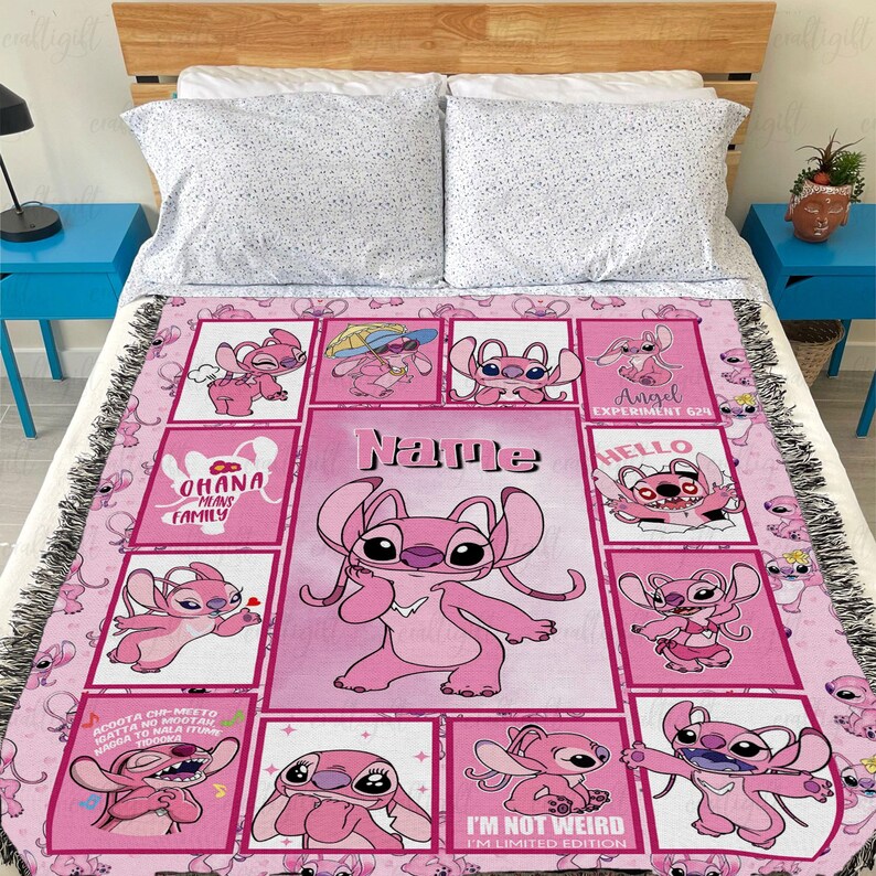 Op de afbeelding: Een roze geweven plaid met meerdere panelen van het personage Angel uit Lilo en Stitch. Het ontwerp bevat de tekst Name, Ohana means family, Angel Experiment 624, Hello en I'm not weird I'm limited edition in verschillende lettertypes.