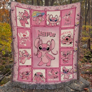 Op de afbeelding: Een roze geweven plaid met meerdere panelen van het personage Angel uit Lilo en Stitch. Het ontwerp bevat de tekst Name, Ohana means family, Angel Experiment 624, Hello en I'm not weird, I'm limited edition, met franjes aan de randen.